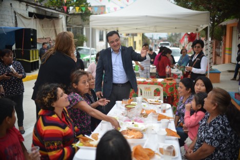 <em>Gracias a todos por su confianza</em>, expresó el alcalde Américo Zúñiga Martínez a los vecinos de la calle Pedregal, en la colonia Tabasco de esta ciudad, quienes a su vez agradecieron al Ayuntamiento de Xalapa la pavimentación de esta importante vía, inaugurada este lunes, y ofrecieron una comida para celebrar el logro alcanzado mediante la alianza entre pueblo y gobierno.
