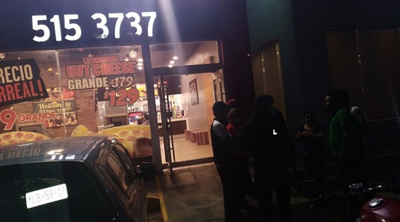 Empleados y clientes del negocio Pizza Hut de la colonia Astilleros de la ciudad de Veracruz,  fueron asaltados la noche de este lunes por individuos que portaban pistolas y un machete. Los asaltantes se apoderaron de cinco celulares, pertenencias de valor y dinero tanto de las personas como de las ventas del día.