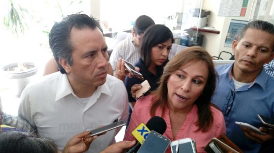 Los diputados federales de Veracruz MORENA, Rocío Nahle y Cuitláhuac García, arribaron a una reunión con militantes de este partido en la ciudad de Veracruz. La reunión fue a puerta cerrada.