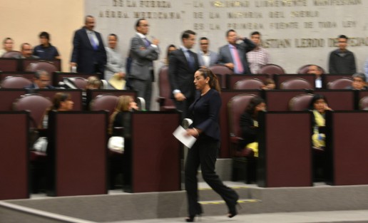 Dimes y diretes entre la diputada Cynthia Lobato y algunos diputados del PAN, incluida la presidenta de la MesaDirectiva, María Elisa Manterola, ya que aprobaron verificar el horario de llegada de los diputados.
