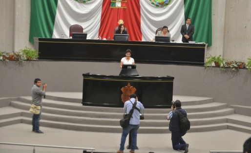 En un show se convirtió la legislatura cuando a toda la bancada del PAN, incluida Manterola, les dio por atacar a la diputada Cinthya Lobato, quien dijo que esta Legislatura le quedó a deber en este año a los veracruzanos,  se quedó corta, dijo.