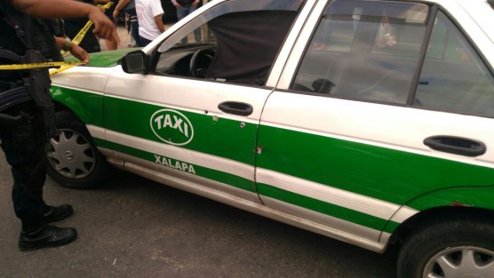 Pasadas las 15:00 horas un taxista fue baleado en su unidad cuando circulaba por la calle Libertad en el municipio de Banderilla. Los impactos le provocaron heridas en un costado, por lo que fue trasladado a un hospital para su atención. Como siempre, los responsables huyeron sin ser detenidos.
