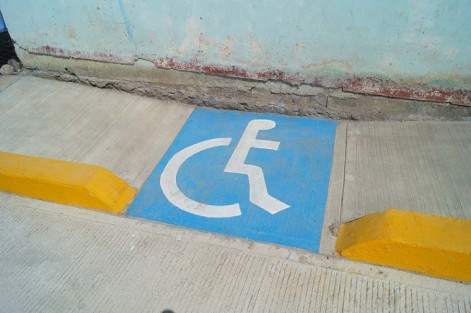 Sin respeto y conciencia hacia las personas con capacidades diferentes, al discriminarlos y negándoles el acceso a diferentes espacios como es la educación.
