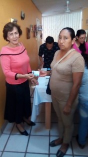 Tlapacoyenses reciben tarjetas de programas sociales, para tener apoyos asistenciales.
