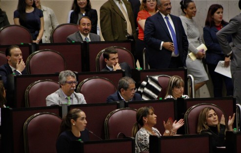 De lo más discutido en la sesión de el martes en el Congreso del Estado fue la ley interna para sancionar a diputados ue no  permanezcan en sus curules o estén distraidos. 