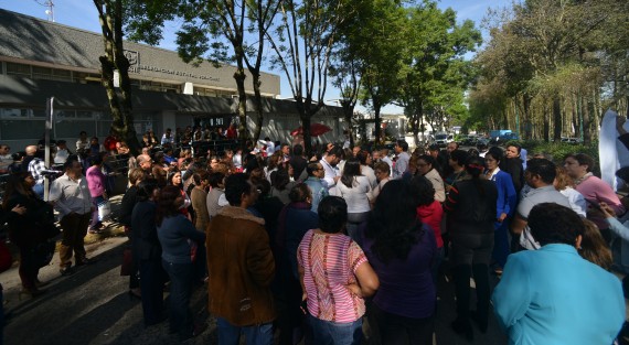 Trabajadores del ISSSTE se manifestaron por al menos dos horas sobre la avenida Xalapa exigiendo sus pagos y bonos de fin de año.   