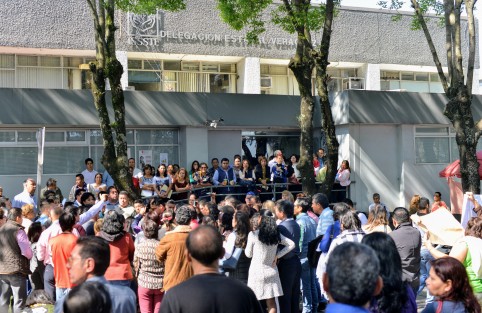 Trabajadores del ISSSTE se manifestaron por al menos dos horas sobre la avenida Xalapa exigiendo sus pagos y bonos de fin de año.   