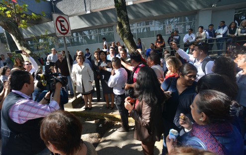 Ante el caos vial que el bloqueo de empleados del ISSSTE causó, la delegada en Veracruz de esa dependencia federal, Elizabeth Morales García, salió a dialogar con los inconformes, quienes aseguraron que la habían buscado pero no los había atendido. 