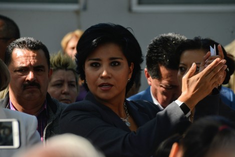 Elizabeth Morales dijo a los inconformes que al ser el ISSSTE una dependencia federal, los recursos están centralizados, por lo que los bonos que exigían venían retrasados y que llegarían hoy y serían entregados mañana. 