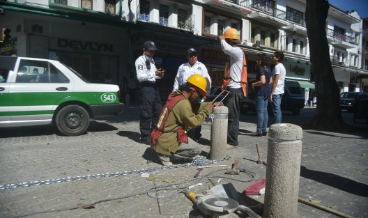 Fueron colocadas cadenas en la calle Leandro Valle de Xalapa; según comentan agentes de tránsito así como trabajadores,la misma se volverá peatonal. 