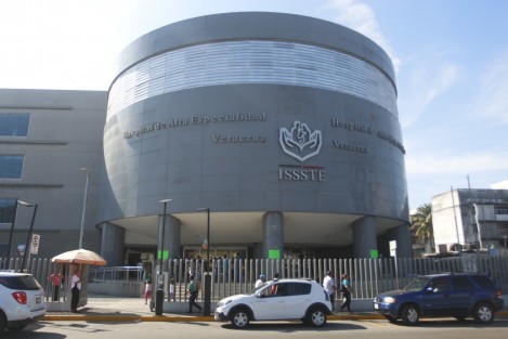Personal de Enfermería del Hospital de Alta Especialidad del ISSSTE Veracruz, manifestaron su descontento por la falta de pago de la segunda quincena de diciembre. Las enfermeras advirtieron que el hoy trabajarán bajo protesta, pero que mañana bloquearán avenidas si no se soluciona el problema. 