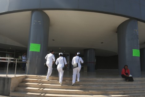 Personal de Enfermería del Hospital de Alta Especialidad del ISSSTE Veracruz, manifestaron su descontento por la falta de pago de la segunda quincena de diciembre. Las enfermeras advirtieron que el hoy trabajarán bajo protesta, pero que mañana bloquearán avenidas si no se soluciona el problema. 