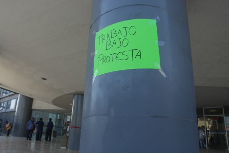 Personal de Enfermería del Hospital de Alta Especialidad del ISSSTE Veracruz, manifestaron su descontento por la falta de pago de la segunda quincena de diciembre. Las enfermeras advirtieron que el hoy trabajarán bajo protesta, pero que mañana bloquearán avenidas si no se soluciona el problema. 