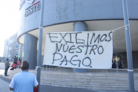 Personal de Enfermería del Hospital de Alta Especialidad del ISSSTE Veracruz, manifestaron su descontento por la falta de pago de la segunda quincena de diciembre. Las enfermeras advirtieron que el hoy trabajarán bajo protesta, pero que mañana bloquearán avenidas si no se soluciona el problema. 