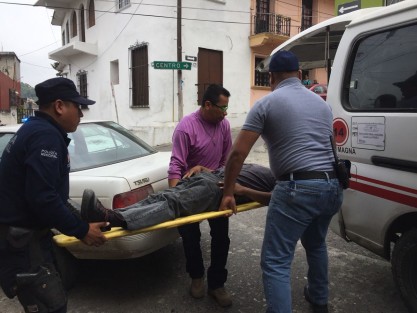 Un empleado de Diconsa fue baleado en céntricas calles de Papantla, en un intento de asalto por parte de sos sujetos que viajaban en moto, los cuales lo hirieron con arma de fuego. 