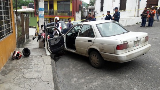 Los asaltantes huyeron a pie, ya que su víctima alcanzó a echarles encima su auto, aplastando la moto de sus asaltantes. En su huída los delincuentes despojaron a otra persona de su vehículo. 