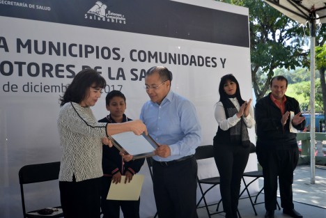 En representación del alcalde Américo Zúñiga Martínez, el regidor Martín Victoriano Espinoza Roldán recibió el reconocimiento de Xalapa como Municipio Promotor de la Salud, por parte de la Secretaría de Salud.