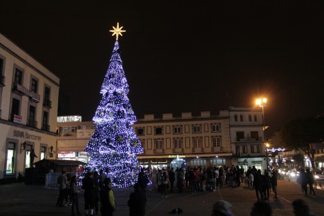 Sin nacimiento en la Plaza Lerdo, los paseantes se toman fotos con un muñeco de nieve, Santa Claus o con el Grinch.  ¿Dónde quedó el nacimiento?