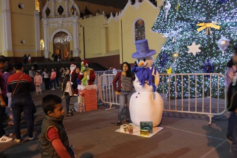 Sin nacimiento en la Plaza Lerdo, los paseantes se toman fotos con un muñeco de nieve, Santa Claus o con el Grinch.  ¿Dónde quedó el nacimiento?