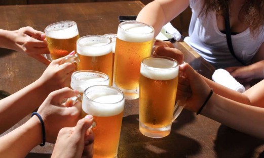 El Alcoholismo se ha incrementado considerablemente en las mujeres.
