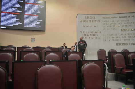 Luego de la acalorada discusión por el retraso en el inicio de las sesiones del Congreso de Veracruz, y la advertencia de sanción a quienes llegan tarde o no permanecen en sus curules durante la misma, este jueves los diputados, principalmente los panistas, llegaron a tiempo a la sesión, la cual inició con ¡únicamente 20 minutos! de retardo.