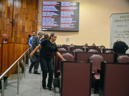 Luego de la acalorada discusión por el retraso en el inicio de las sesiones del Congreso de Veracruz, y la advertencia de sanción a quienes llegan tarde o no permanecen en sus curules durante la misma, este jueves los diputados, principalmente los panistas, llegaron a tiempo a la sesión, la cual inició con ¡únicamente 20 minutos! de retardo.
