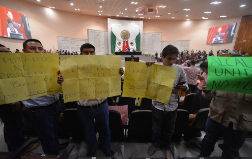 Alcaldes electos de varios municipios se manifestaron durante la sesión de la LXIV Legislatura,  ya que ésta autorizó a los alcaldes salientes contratar una empresa fantasma de instalación de luminarias por varios años, lo que los dejaría sin recursos para trabajar. 