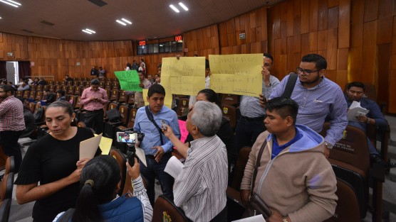 Alcaldes electos de varios municipios se manifestaron durante la sesión de la LXIV Legislatura,  ya que ésta autorizó a los alcaldes salientes contratar una empresa fantasma de instalación de luminarias por varios años, lo que los dejaría sin recursos para trabajar. 