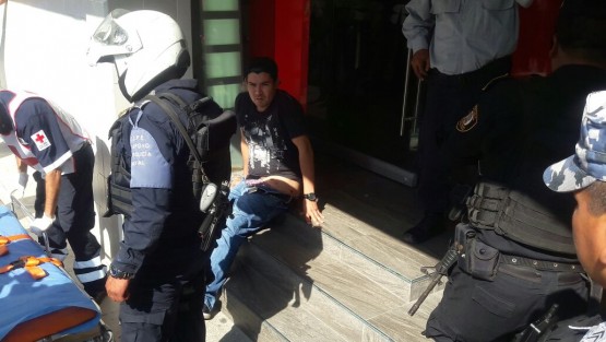 El joven Rodolfo Guapillo Mata, fue herido de bala por un policía auxiliar en una sucursal bancaria en el centro de la ciudad de Veracruz. El oficial argumentó que Guapillo Mata no acató el reglamento interno del banco, al negarse a sacar las manos de sus bolsillos, al ingresar al lugar.