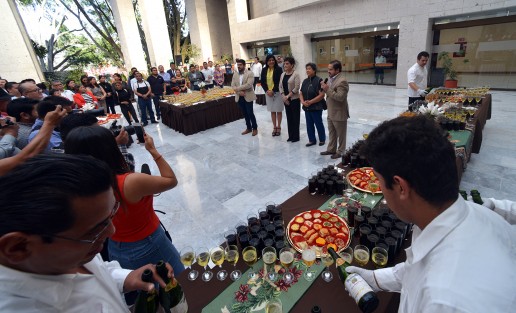 Después de hacer de esperar por más de una hora a los empleados de la Legislatura, algunos diputados se dignaron a salir a brindar con el personal de este recinto. Entre vasos con refresco, vino y algunos bocadillos, brindaron por las fiestas de fin  de año.
