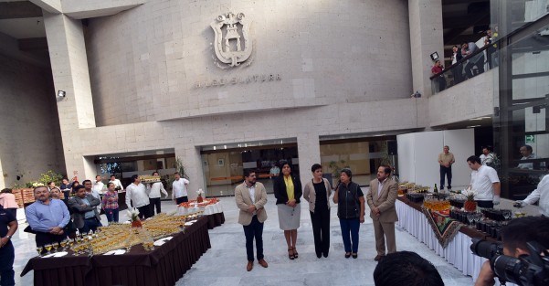 Después de hacer de esperar por más de una hora a los empleados de la Legislatura, algunos diputados se dignaron a salir a brindar con el personal de este recinto. Entre vasos con refresco, vino y algunos bocadillos, brindaron por las fiestas de fin  de año.
