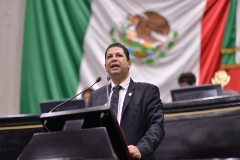 El diputado Fernando Kuri Kuri se pronunció en contra del Decreto de Presupuesto de Egresos 2018 ya que de acuerdo a la clasificación económica del gasto, se proyecta un incremento en el gasto corriente de más de 8 mil millones de pesos, respecto a 2017, cuando el incremento en el gasto de capital es de apenas 307 millones de pesos.