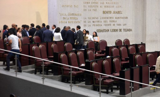 No todos aguantaron la maratónica  sesión  de casi 5 horas, como la diputada María Josefina Gamboa,  quien se retiró mucho antes de terminar; y así entre abrazos, bromas y chiflidos terminó su trabajo legislativo de 2018. Ahora a disfrutar el jugoso aguinaldo.
