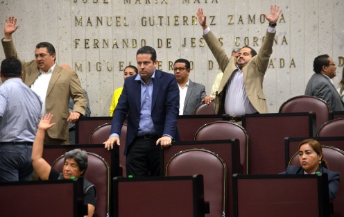 El Pleno de la LXIV Legislatura de Veracruz aprobó con 44 votos a favor, el Dictamen de decreto que reforma y adiciona diversas disposiciones de la Ley Orgánica del Municipio Libre y de la Ley de Planeación del Estado para crear en los ayuntamientos de la entidad las Comisiones de Planeación del Desarrollo Municipal, dotándolos de facultades para participar en el proceso de elaboración, implementación, puesta en marcha, evaluación y actualización del Plan de Desarrollo Municipal, entre otras.