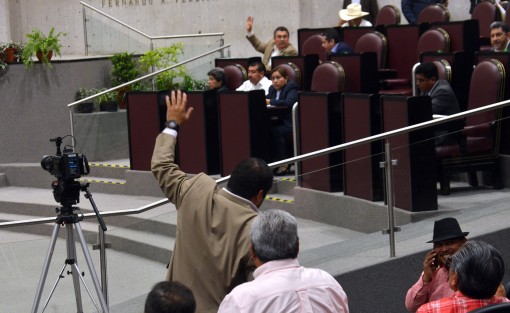 El Pleno de la LXIV Legislatura de Veracruz aprobó los Acuerdos de la Junta de Coor dinación Política (JUCOPO) por los que se nombra a los integrantes de los Concejos Municipales de los Ayuntamientos de Camarón de Tejeda, Emiliano Zapata y Sayula de Alemán. 