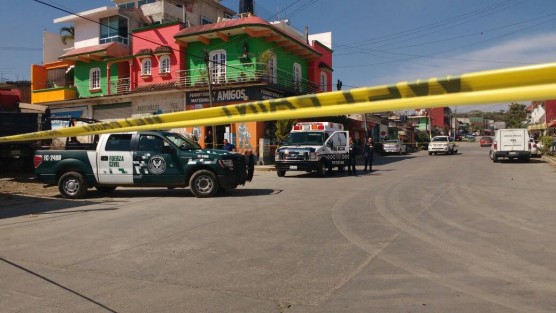 Despliegue de elementos de seguridad luego de que una persona fuera secuestrada y otra más asesinada en la colonia Higueras de Xalapa.
