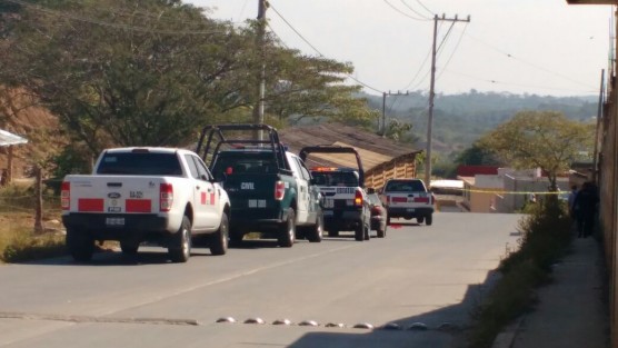 Despliegue de elementos de seguridad luego de que una persona fuera secuestrada y otra más asesinada en la colonia Higueras de Xalapa.

