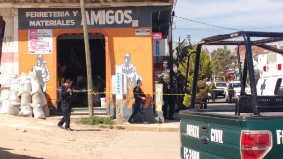 Asaltantes llegaron hasta una ferretería de la calle Montes Sinaí, en donde el propietario se opuso al asalto, por lo que los delincuentes lo balearon; además se llevaron en su huída a una persona más, al parecer el hijo del comerciante.
