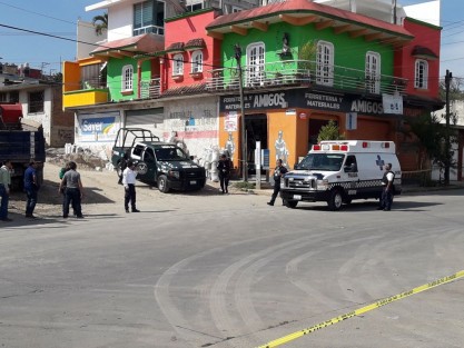 Asaltantes llegaron hasta una ferretería de la calle Montes Sinaí, en donde el propietario se opuso al asalto, por lo que los delincuentes lo balearon; además se llevaron en su huída a una persona más, al parecer el hijo del comerciante.