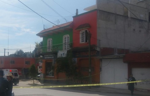 Asaltantes llegaron hasta una ferretería de la calle Montes Sinaí, en donde el propietario se opuso al asalto, por lo que los delincuentes lo balearon; además se llevaron en su huída a una persona más, al parecer el hijo del comerciante.