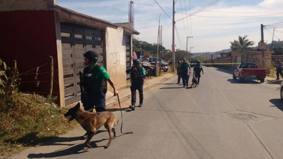 Despliegue de elementos de seguridad luego de que una persona fuera secuestrada y otra más asesinada en la colonia Higueras de Xalapa. Asaltantes llegaron hasta una ferretería de la calle Montes Sinaí, en donde el propietario se opuso al asalto, por lo que los delincuentes lo balearon; además se llevaron en su huída a una persona más, al parecer el hijo del comerciante. Los asaltantes huyeron en un vehículo, el cual abandonaron más adelante. Existe la versión de que habrían huido hacia el monte. 