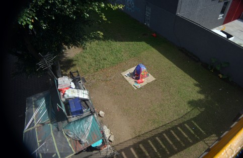 En estas vacaciones de fin de año algunas personas tienen que trabajar con todo y niños; una niña juega en la parte trasera de  la caseta en donde comercia su madre.