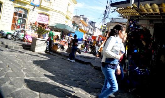 Como cada año, y pese a la prohibición, ya se encuentran los puestos de pirotecnia en el lugar conocido como El Árbol en esta capital.