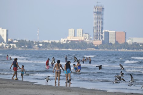 Prestadores de servicios turísticos del municipio de Boca del Río, se encuentran preocupados pues la afluencia de visitantes a la zona de playas ha sido muy baja y para colmo el próximo fin de semana ingresará un nuevo frente frío que provocará vientos del norte muy intensos. Esto generará perdidas en el sector turístico.