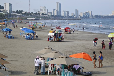 Prestadores de servicios turísticos del municipio de Boca del Río, se encuentran preocupados pues la afluencia de visitantes a la zona de playas ha sido muy baja y para colmo el próximo fin de semana ingresará un nuevo frente frío que provocará vientos del norte muy intensos. Esto generará perdidas en el sector turístico.
