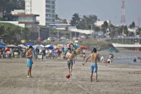 Prestadores de servicios turísticos del municipio de Boca del Río, se encuentran preocupados pues la afluencia de visitantes a la zona de playas ha sido muy baja y para colmo el próximo fin de semana ingresará un nuevo frente frío que provocará vientos del norte muy intensos. Esto generará perdidas en el sector turístico.