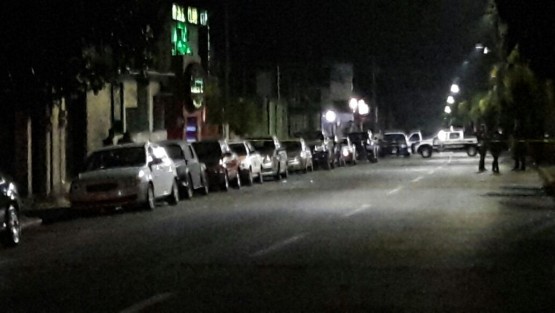 De varios balazos fueron asesinados un arquitecto y un trailero, luego de salir de un centro nocturno ubicado en el bulevar Córdoba-Fortín a la altura de la colonia San Nicolás; los agresores lograron darse a la fuga.