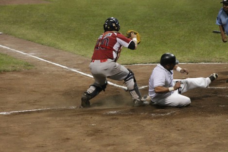 Tobis de Acayucan derrotaron por marcador de 5 carreras a 2 a los Chileros de Xalapa, en el tercer juego de la serie final de la Liga Veracruzana Estatal de Beisbol. Con este resultado,Tobis toma ventaja de 2 juegos a 1. Este sábado el cuarto de la serie a la 13:00 hrs. en el Parque Deporti