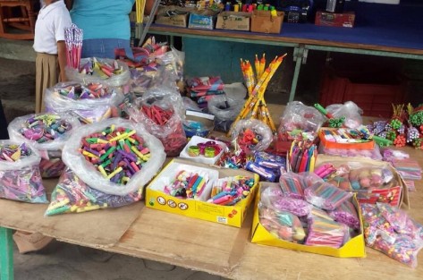 En la zona centro de Papantla, comerciantes siguen vendiendo todo tipo de material pirotécnico, ignorando por completo cualquier recomendación de la autoridades de abstenerse de vender este tipo de productos.