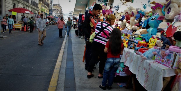 Comerciantes instalan sus puestos afuera del merrcado Jáuregui, con la esperanza de obtener mejores ventas. 
